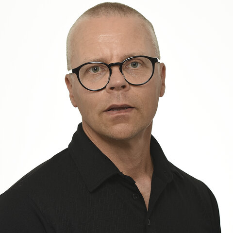 Kai Sormunen, Gaswisen asiantuntija, mustassa paidassa hymyilemässä studiossa.